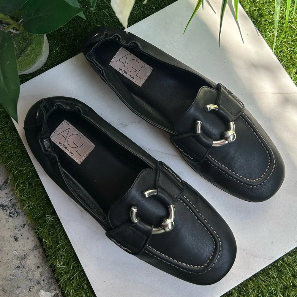 Moccasin with piercing
Midnight SHERYL MOC | AGL
S445.00 size 7.5 - Picture 10 of 16